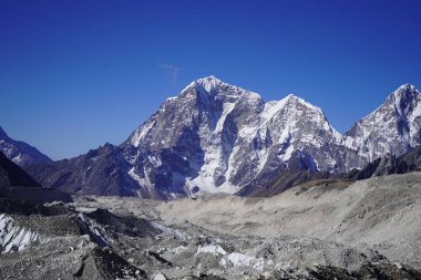 Everest Dağı ve Nepal 'deki Khumbu Buzulu manzarası