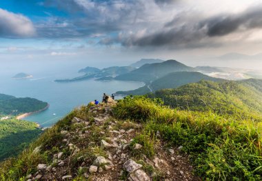 Gün ışığında güzel bir dağ manzarası