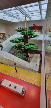 Bir lego evinin iç kısmının dikey görüntüsü.