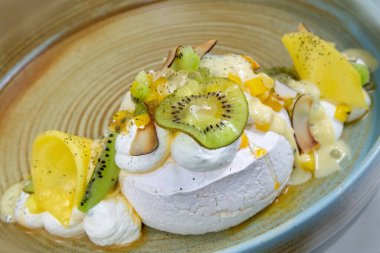 Yaz meyveli ve böğürtlenli tatlı pavlova.