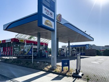 Bruxelles 'de boş bir benzin istasyonunun önünden geçen araba penceresi görüntüsü