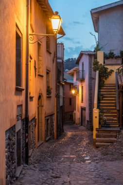 Akşamları dar tarihi bir caddenin güzel bir görüntüsü.