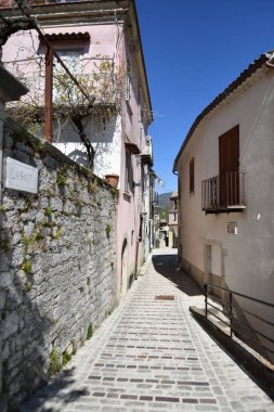 İtalya 'nın Benevento eyaletinde Morcone' da binaların bulunduğu dar bir caddenin dikey görüntüsü.