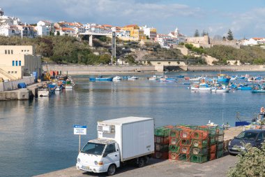 Sines Balıkçılık Limanı 'nın Portekiz' deki tekneli hava görüntüsü.