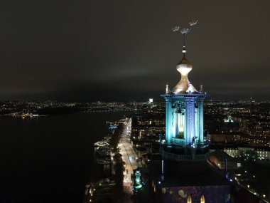 Büyük nehre karşı kilise kulesinin hava görüntüsü.