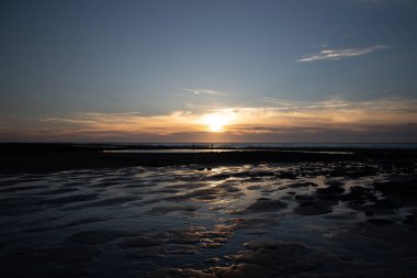 Tayvan 'daki Caota kumsal plajında gün batımının güzel bir görüntüsü.