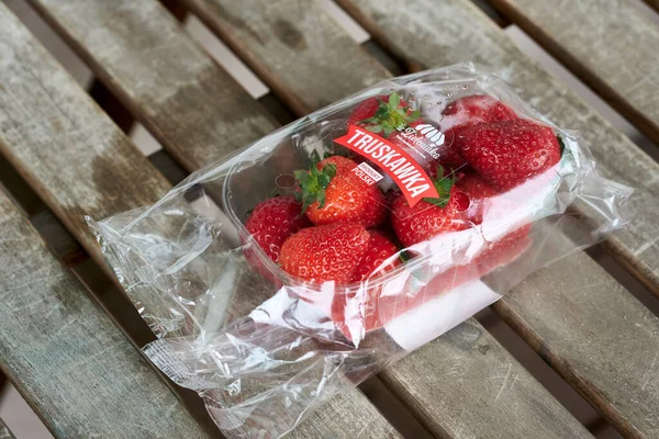 Verse Aardbeien Verpakt Folie Een Houten Tafel — Stockfoto