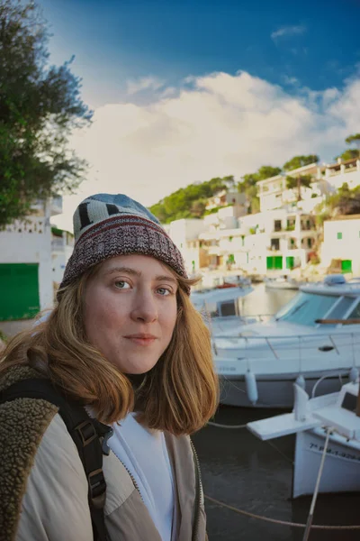 Vertical Shot Caucasian Girl Standing Front Harbor Mallorca Spain — Foto de Stock