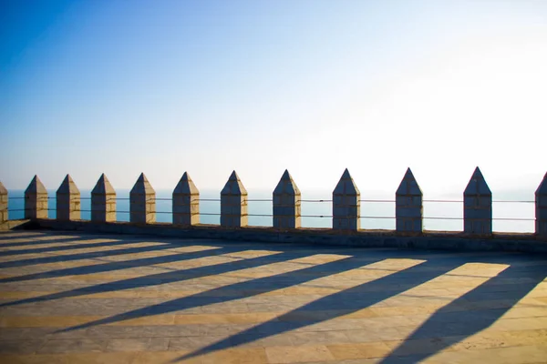 Uma Bela Vista Mar Telhado Castelo Sob Céu Azul — Fotografia de Stock