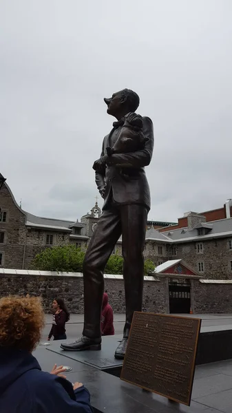 Pionowe Ujęcie Angielskiego Pugu Posągu Francuza Stojącego Ulicy Quebecu Kanada — Zdjęcie stockowe