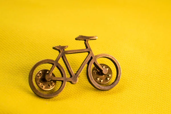 Eine Kleine Fahrradnadel Auf Einem Gelben Shirt Für Die Frankreich — Stockfoto