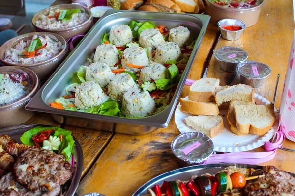 Nahaufnahme Eines Vorbereiteten Tisches Voller Leckerer Mahlzeiten Für Eine Party — Stockfoto