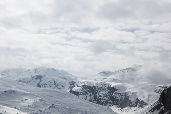 Karlı Dağların Güzel Manzarası — Stok fotoğraf