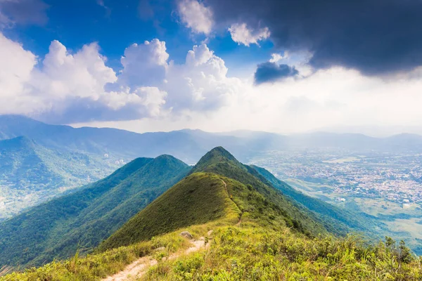 Uitzicht Een Natuurlijk Landschap Met Bergtoppen Planten — Stockfoto