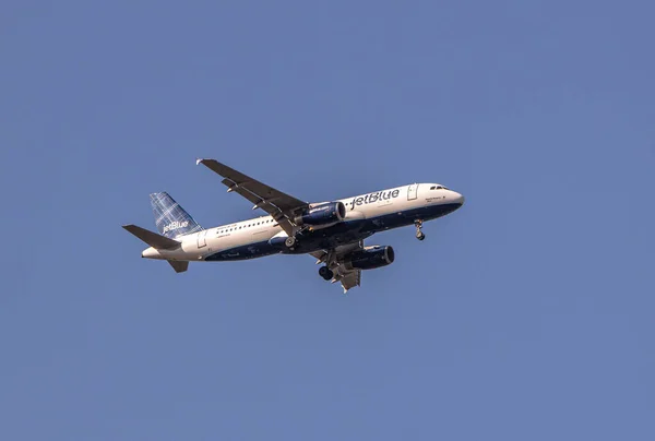 Ένα Χαμηλό Πλάνο Ενός Αεροπλάνου Jetblue Που Πετά Στον Γαλάζιο — Φωτογραφία Αρχείου