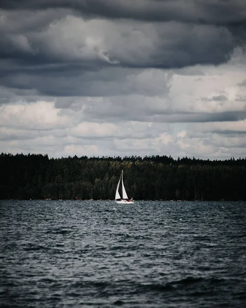 Eine Vertikale Aufnahme Eines Segelbootes Auf Dem See Der Nähe — Stockfoto