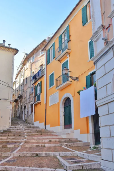 イタリアのカンポバッソに住宅のある小さな通りの垂直ショット — ストック写真
