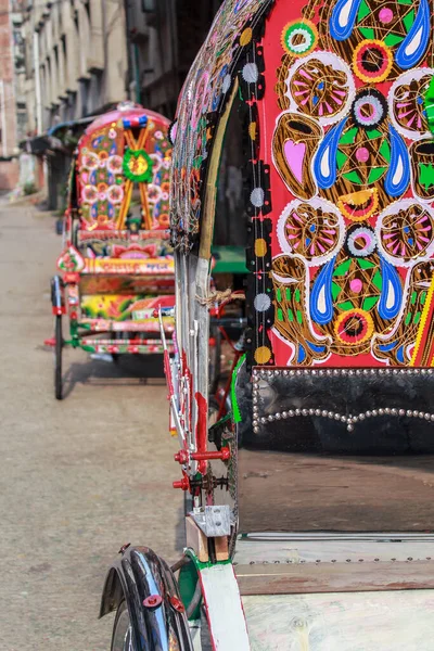 Vertical Closeup Colorful Rickshaws Street Buildings Dhaka Bangladesh — Stock Photo, Image