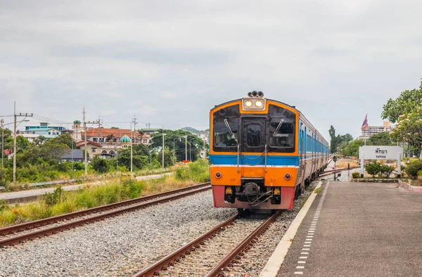 Ein Zug Fährt Einen Bahnhof Ein Und Wartet Auf Reisende — Stockfoto