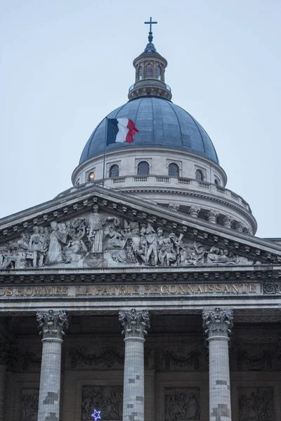 Low Angle Shot Pantheon Flag France Antique Sculptures Paris — Zdjęcie stockowe