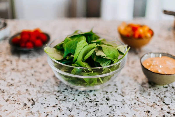 Gros Plan Ingrédients Salade Sur Une Table — Photo