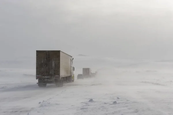 Row Trucks Follow Snow Blower Canada Dempster Highway Winter Sto — Foto Stock