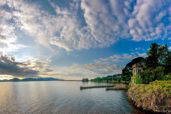 トスカーナの綿毛のような空にあるマサシコリ湖とパフィー雲の景色 イタリア — ストック写真