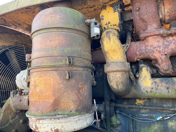 Burke County, Ga USA - 02 10 22: Eski paslı traktör boruları motora