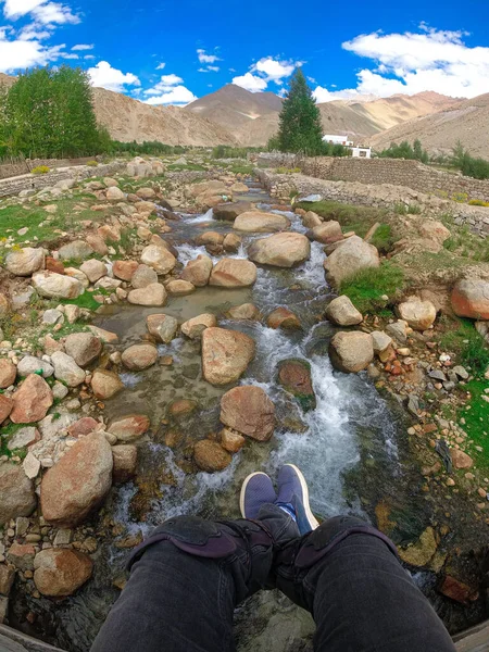 Primer Plano Los Pies Río Con Rocas Montañas Fondo — Foto de Stock