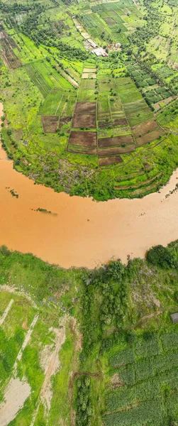 Bir nehrin ve birçok alanın üst görüntüsü