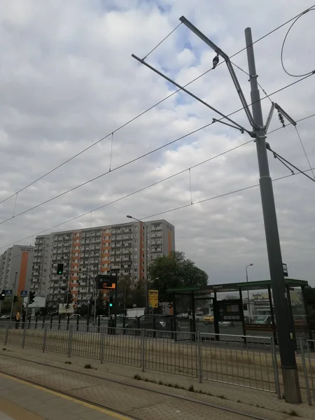 公共交通機関の電柱は Stare Zegrze地区のアパートの近くに停止します — ストック写真