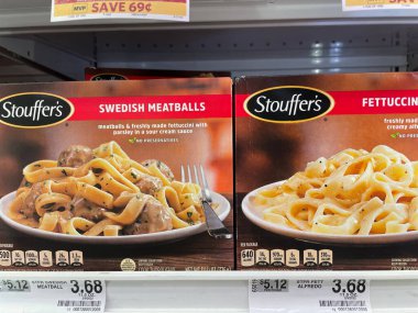 Grovetown, Ga USA - 05 04 22: Perakende satış mağazası Stouffer ürünleri çeşitliliği ve fiyat etiketi