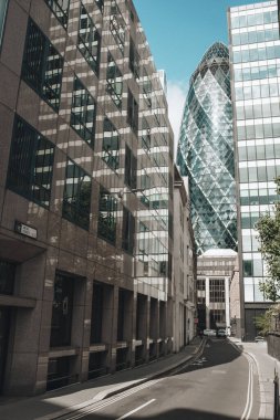 Balkonlu bir apartmanın dikey görüntüsü.