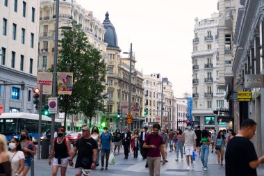 Madrid sokaklarının manzarası. İnsanlar etrafta geziniyor.