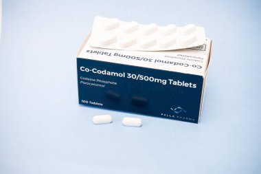 100 'lük Kodamol kutusu. 30 500 mg tablet. Kabarcıklı ve gevşek tabletli. Opioid krizi kavramı