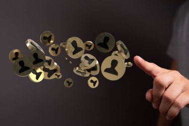 Bir elin yakınındaki resimli insan simgelerinin yakın çekimi