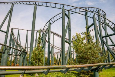 Bir lunaparktaki hız treninin açık hava görüntüsü İnce bir gökyüzüne karşı