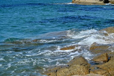 Dalgalar kayalara çarpıyor.