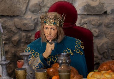 Kale Kral IV. Bela tarafından 13. yüzyılda, Tatarların işgalinden sonra, karısının çeyizinden inşa edildi.