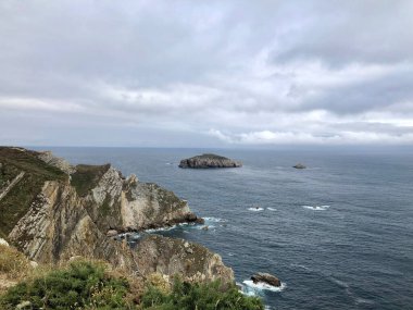 Kıyı şeridinde bulutlu havada güzel bir uçurum manzarası..