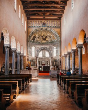 Hırvatistan 'da kilisenin içinden güzel bir manzara