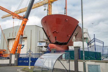 Ferguson gemisinin pruvası tersanede takılıyor.
