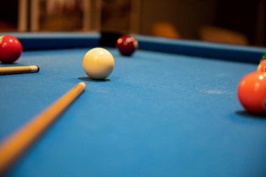 Bilardo, bilardo, bilardo masası, bilardo topu, çizgili top, bilardo sopası, siyah bilardo topu.