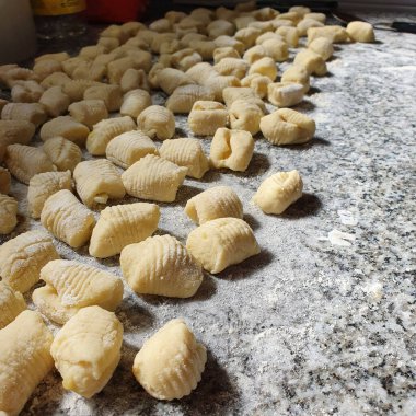 Taze gnocchi pişirmeye hazır.
