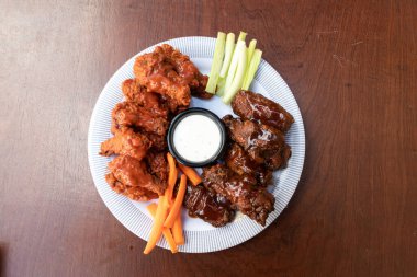 Tabakta kızarmış tavuk ve sebze çubukları.