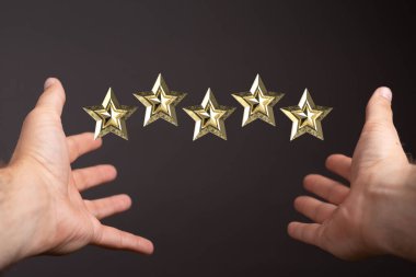 İnceleme simgesinin 3 boyutlu görüntülenmesi ve sınıflandırma yıldızları bir insanın ellerinin üzerinde yükselen bir geribildirim gösterir