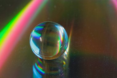 Yansıması olan aynalı bir küre görüntüsü