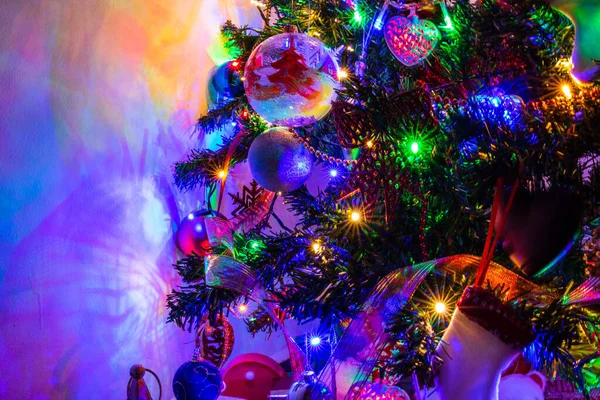 Tiro Perto Uma Decoração Natal Árvore Natal Com Luzes Coloridas — Fotografia de Stock