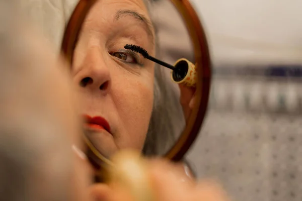 Older Woman Paints Her Eyelashes Mascara Front Mirror — Fotografia de Stock