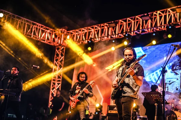 一支名为Warfaze的孟加拉乐队在舞台上表演的特写 — 图库照片